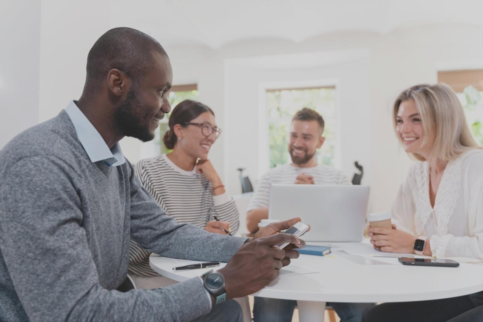 Séance de formation budgétaire avec supports pédagogiques et calculateurs